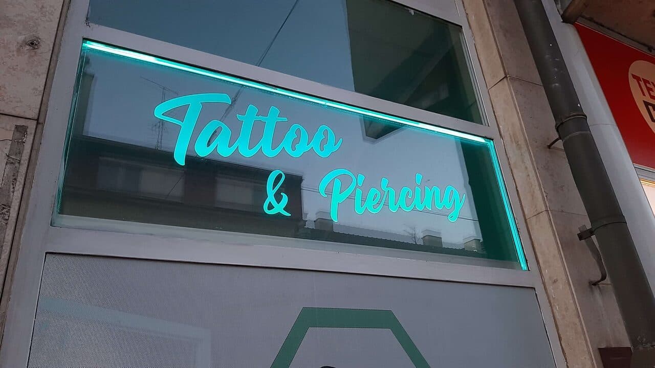 Lasersko graviranje pleksija s ugrađenom rasvjetom
